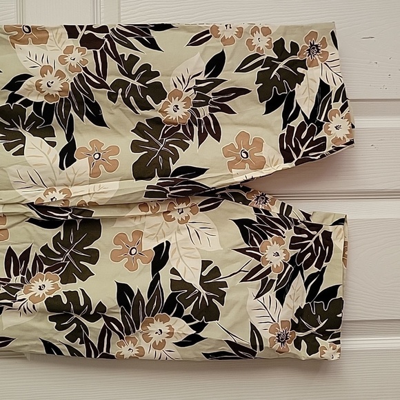 Briggs Women's Floral Cropped Pants - Picture 2 of 13